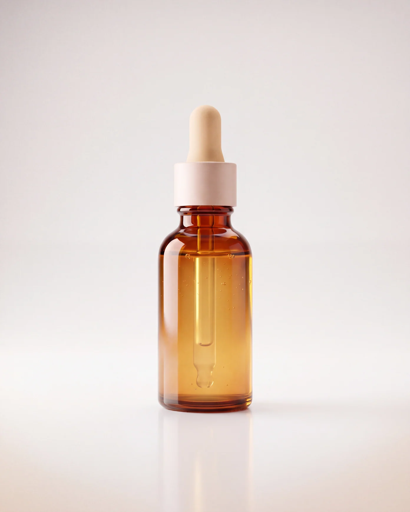 Ámbar Vitamin C Serum, an amber glass dropper bottle with a cream bulb, on white